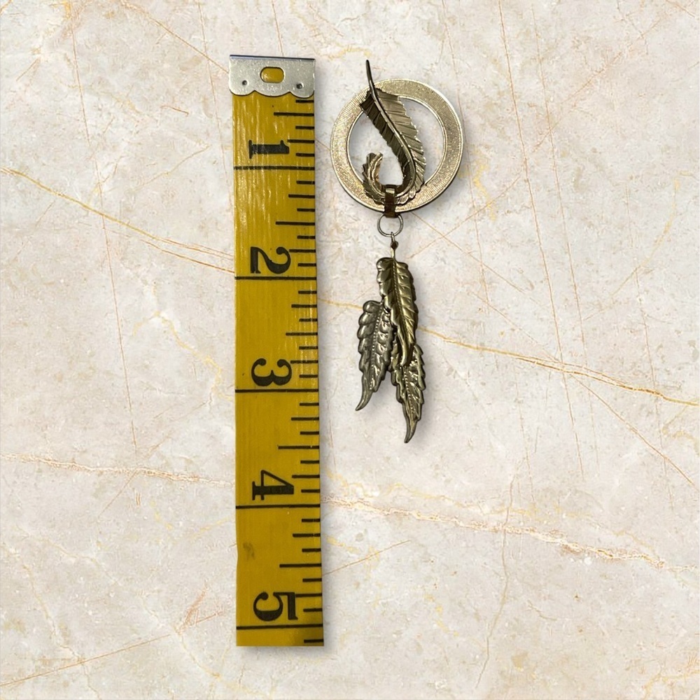 Beautiful Gold tone Brooch with Dangling Leaves RARE - Picture 3 of 3